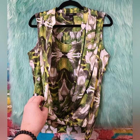 Alfani Green and White Sleeveless Layered Crossover Top Size 10 - Picture 4 of 6